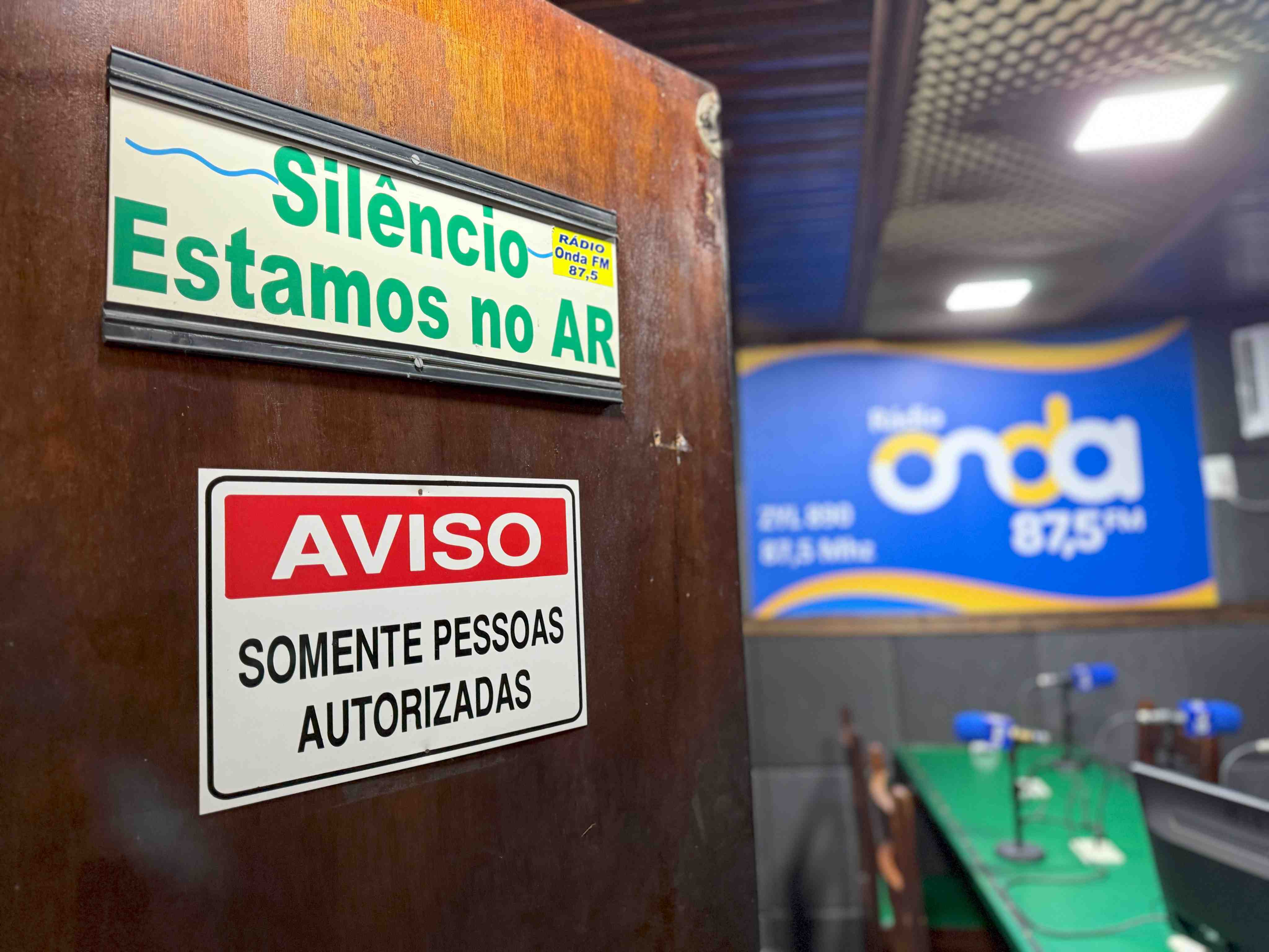 Estúdio onde acontecem as programações, debates e entrevistas.